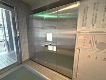 【兵庫県/神戸市兵庫区下沢通】湊川パークサイド 共用部には宅配ボックスがあり、不在時も荷受けが可能。配達時間を気にすることなく気軽に外出できます。