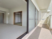 【兵庫県/神戸市須磨区道正台】須磨パークヒルズA棟 LDと和室の2部屋に跨ったバルコニー。11階部分で前方に高い建物はなく、開放的な眺望を楽しめます。