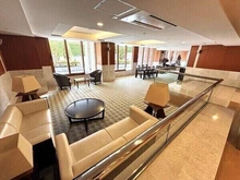 【兵庫県/神戸市中央区山本通】パークスクエア神戸山本通 広々とした落ち着いた雰囲気のロビー。ソファが設けられているので、ゲストとの待ち合わせに利用できます。