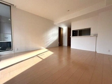 【兵庫県/神戸市中央区山本通】パークスクエア神戸山本通 LDKには、便利な納戸が備わっています。約7帖の洋室が隣接し、生活動線に配慮された間取り設計です。