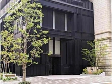 【兵庫県/神戸市中央区相生町】ザ・パークハウス神戸タワー 洗練されたデザインが魅力のエントランス。神戸元町商店街が徒歩圏内で、日々のお買物に便利です。