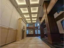 【兵庫県/神戸市中央区相生町】ザ・パークハウス神戸タワー 広々とした落ち着いた雰囲気のロビー。24時間365日有人管理(夜間は警備員)されています。