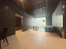 【兵庫県/神戸市中央区八幡通】ザ・パークハウス神戸三宮 オートロック機能、モニタ付きインターホンが備わっており、セキュリティ面に配慮されたマンションです。