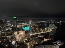 【兵庫県/神戸市中央区海岸通】神戸ハーバータワー 室内からも、神戸らしい煌びやかな夜の景色をお愉しみいただけます。花火も鑑賞可能です(天候による)。