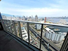 【兵庫県/神戸市中央区海岸通】神戸ハーバータワー 視線を遮らない透明な手摺壁採用のため、室内と屋外がひと続きになるような、広がりを感じられる設計です。