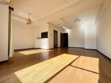 【兵庫県/神戸市中央区雲井通】グランシティ三宮 独立性の高いキッチンで生活感を抑えつつ、対面仕様により調理中も家族との会話がしやすい仕様です。