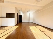 【兵庫県/神戸市中央区雲井通】グランシティ三宮 LDKは約18.2帖、家具を置いてもゆとりのある広さです。入口付近にトイレが設けられています。