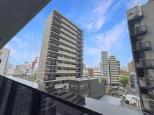 【兵庫県/神戸市中央区相生町】ザ・パークハウス神戸タワー バルコニーは採光に配慮された、透明性のある手すり壁が採用されています。4階部分に位置しています。