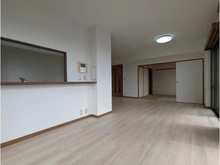 【兵庫県/神戸市兵庫区駅南通】キャナルタウン中央 LDKと隣接する約6帖の和室は、一体利用も可能。合計約24.8帖の大空間としてお使いいただけます。