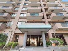 【神奈川県/横浜市泉区領家】ステージ山手台サウス一番館 ご家族の帰宅を迎え入れるエントランス。山手台住宅地に佇む、中心街の喧騒から離れた穏やかな住環境です。