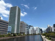 【東京都/港区港南】品川タワーフェイス 潤いを感じる運河と空の色に溶け込む透明感のある建物デザインです。