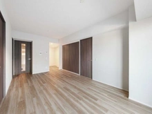 【大阪府/大阪市中央区高津】シエリアタワーなんば LDに洗面室と洋室2部屋が隣接し、動線が良好な間取り。キッチンは、生活感を隠せる独立空間です。