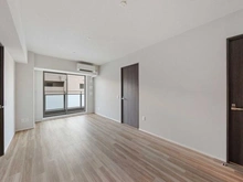 【大阪府/大阪市中央区高津】シエリアタワーなんば 約10.5帖のLDは、北向きのバルコニーに面しています。ワイドスパン設計で、開放的な住空間です。