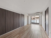 【大阪府/大阪市中央区高津】シエリアタワーなんば リビングに収納力のあるクローゼットが備わっており、生活用品・書類などの保管にご活用いただけます。