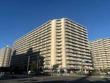 【東京都/江東区大島】東大島ファミールハイツ 外観：都営新宿線「東大島」駅徒歩約3分の好立地、1号棟・2号棟合計500戸超の大規模マンションです。