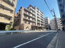 【東京都/江東区亀戸】亀戸クリーンハイツ 公園や神社など、緑や歴史を感じられるスポットが徒歩圏内にあり、下町の温かさも感じられるエリアです。