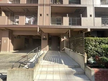 【東京都/江東区亀戸】亀戸クリーンハイツ エントランス入口の様子です。ペットの飼育が可能(細則有)なため、大切なペットとの生活が叶います。