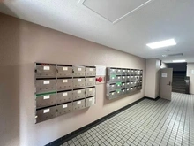 【東京都/江東区亀戸】亀戸クリーンハイツ 集合ポストです。マンションはエレベーター付きのため、荷物が多い日も目的階へスムーズに移動ができます。