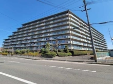 【兵庫県/伊丹市春日丘】伊丹春日丘アーバンコンフォート 外観:総戸数337戸のビッグコミュニティ。地上9階建のRC構造マンションです。当該住戸は4階部分です。