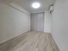 【兵庫県/伊丹市春日丘】伊丹春日丘アーバンコンフォート LDKに隣接した約5帖の洋室です。お子様のプレイルームやお昼寝スペース・家事スペースにおすすめです。