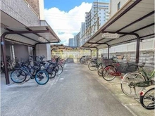 【兵庫県/尼崎市東塚口町】塚口アクシード 屋根付きの駐輪場です。二段ラック式ではないため、重い自転車を持ち上げることなく利用できます。