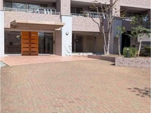 【兵庫県/尼崎市東塚口町】塚口アクシード エントランスから道路までのアプローチがゆったりとしており、お子様の飛び出しの不安が軽減されそうです。