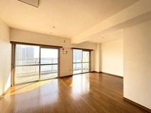 【兵庫県/尼崎市潮江】アミング潮江ウエスト2番館 南向きバルコニーに面した、約12.7帖のLD。開口部が広く確保され、陽当り・通風・眺望良好です。