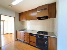 【兵庫県/尼崎市潮江】アミング潮江ウエスト2番館 キッチンは生活感が出にくい独立性の高い配置。収納豊富な仕様です。家事の時短が叶う食器洗乾燥機付き。