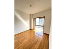 【兵庫県/尼崎市潮江】アミング潮江ウエスト2番館 南向きバルコニーに面した約4.7帖の洋室。書斎や在宅ワークスペースなどとして使い勝手の良い広さです。