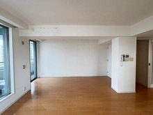 【兵庫県/尼崎市立花町】ワコーレコモード立花 LDKは2カ所に入口があるため、空間を区切ることも可能。生活スタイルに合わせて柔軟に使えます。