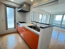 【兵庫県/尼崎市立花町】ワコーレコモード立花 LDを見渡すことのできる対面式キッチン。調理中もご家族やゲストの方との会話を楽しめそうです。