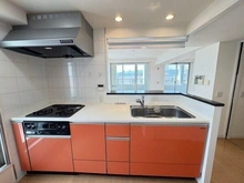 【兵庫県/尼崎市立花町】ワコーレコモード立花 グリル付きガスコンロが備わったシステムキッチン。複数品を同時調理でき、料理の幅が広がりそうです。