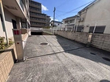 【兵庫県/尼崎市武庫之荘】こけっと武庫之荘 敷地内の駐車場(分譲駐車場のみ)の様子です。詳細につきましては、お気軽にお問い合わせください。