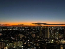 【千葉県/習志野市谷津】津田沼ザ・タワー 夕暮れ時の眺望。夕空を背景にした富士山のシルエットが楽しめます。