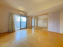 【東京都/清瀬市竹丘】清瀬パークハウス LD・和室間の襖を開けると、約17.1帖の大きなLDとなります。