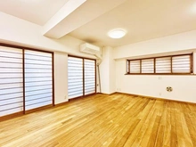 【埼玉県/さいたま市浦和区常盤】ライオンズマンション浦和常盤公園 明るいフローリングの洋室。大きな窓と障子風の引き戸があり、和モダンな雰囲気