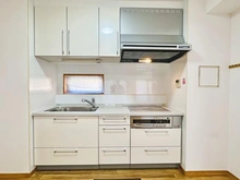 【埼玉県/さいたま市浦和区常盤】ライオンズマンション浦和常盤公園 白を基調としたシステムキッチン。IHクッキングヒーター、グリル付き、収納豊富で機能的