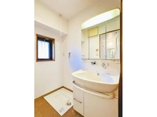 【埼玉県/さいたま市浦和区常盤】ライオンズマンション浦和常盤公園 三面鏡付きの洗面化粧台で収納力あり。洗濯機置き場も隣接し、窓付きで換気良好。