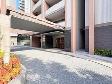 【埼玉県/さいたま市浦和区仲町】パークホームズ浦和仲町 エントランス周りは石畳風の舗装で、車寄せスペースもあります。