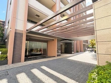 【埼玉県/さいたま市浦和区仲町】パークホームズ浦和仲町 エントランスはしっかりとした屋根付きで、雨の日も安心