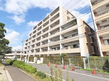 【千葉県/松戸市常盤平】ダイアパレス常盤平ヒルズ 外観：南側からの外観　前面は幅員8mの公道を挟んで３階建の「常盤平第二小学校」が位置します。