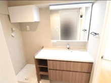 【千葉県/松戸市新松戸】新松戸中央パークハウス 大きなボウルのシャンプードレッサー。たっぷりの収納を設けています。