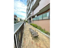 【千葉県/松戸市常盤平】ライオンズマンション常盤平さくら通り エントランス近くにベンチがあり、休んだりお友達とお話ししたりできます。