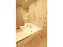 【千葉県/柏市南柏】ルネ南柏駅前 収納力と機能性に優れた洗面化粧台。タオル類の収納に便利なリネン庫も設置