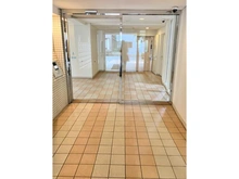 【千葉県/松戸市新松戸】パークホームズ新松戸駅前 オートロック付きで防犯面にも配慮された、明るく清潔感のあるエントランスです。