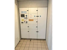 【千葉県/松戸市新松戸】パークホームズ新松戸駅前 不在時の荷物の受け取りに便利な宅配ボックスを設置。共働き世帯や外出の多い方にも嬉しい設備です。