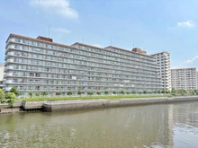 【東京都/江東区塩浜】ニューライフマンション木場 外観：運河沿いに佇む総戸数243戸の大規模マンション