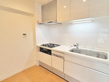 【東京都/江東区塩浜】ニューライフマンション木場 3口コンロ、食洗器、水栓一体型浄水器付きのシステムキッチン。