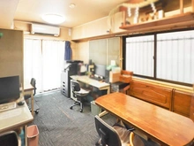【東京都/板橋区大谷口北町】中板橋第2ローヤルコーポ 8.3帖リビングダイニングは二面採光。風通しが良く、家具の配置の自由度が高い形状です。