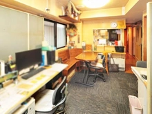 【東京都/板橋区大谷口北町】中板橋第2ローヤルコーポ リビングからキッチンを望む。室内に柱の出にくいアウトフレーム工法を採用しております。